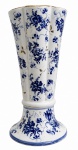 Vaso em faiança europeia, corpo canelado, decorado à mão com flores em azul cobalto e delicados detalhes em dourado. Base circular e boca ondulada, marcação no fundo. Peça decorativa de caráter clássico, provável produção do final do séc. XIX / início do séc. XX. Apresenta desgastes compatíveis com a idade. Mede 27 cm.