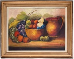 Natureza-morta, óleo sobre tela, representando composição com frutas em fruteira e jarro de cerâmica. Obra assinada no canto inferior direito, emoldurada em elegante moldura de madeira patinada. Medida da obra: 60  80 cm. Medida total: 81  102 cm.