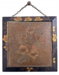 ESPELHO DE PAREDE JAPONÊS, PERÍODO MEIJI, final do século XIX/início do século XX, em madeira lacada e decorada com motivos florais dourados, com portas laterais articuladas e espelhos de cristal bisotados envelhecidos. Manchas do tempo, um espelho com trincado na parte inferior. Corrente para suspensão. Medida fechado: 33 x 33 cm.