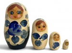 Conjunto de quatro bonecas russas tipo Matrioshka, em madeira pintada à mão, com decoração floral em tons de azul e delicadas figuras femininas. Tradicional artesanato russo, encaixadas umas dentro das outras, peça decorativa e colecionável. Medida da maior 6,5cm.