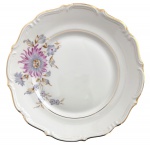 CARL TIELSCH (C.T. TIELSCH)  PATERA, Prato raso em porcelana polonesa de Wabrzych, período 19451952, decoração floral em tons de rosa e azul, borda recortada com filete dourado. Sygnatura C.T. TIELSCH WABRZYCH  MADE IN POLAND.  Medida: 25 cm de diâmetro.