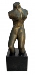 SUZANA LEVY (Rio de Janeiro, 1937  Rio de Janeiro, 2023)  Escultura modernista em  bronze cinzelado representando torso feminino estilizado, sobre base em granito preto. Período: século XX. Medidas: 33 cm de altura.