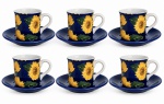 CONJUNTO COM 6 XÍCARAS DE CAFÉ E PIRES  Porcelana decorada com vibrante fundo azul-marinho e motivos de girassóis em amarelo e verde. Conjunto elegante e de forte apelo decorativo. Sem uso.