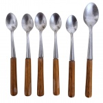 Conjunto com 6 colheres em metal com cabos em madeira, de estética rústica/vintage.Sendo uma maior. Medida da maior: 14,5 cm.
