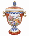 SÉC. XIX - Potiche em porcelana Família Rosa, de decoração oriental, com pintura policromada figurando personagens e paisagem, predominando tons de vermelho, azul, verde e dourado, com alças laterais e tampa com pega no formato pinha. Mede 24 x 19 cm