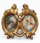 EUROPA SÉC. XVIII - Duo de pinturas europeias, século XVIII/início do XIX, executadas sobre celulose, com representação de cena pastoril e retrato feminino, emoldurada em madeira entalhada e dourada. Apresenta proteção em vidro côncavo. Peça de caráter decorativo e colecionável, com sinais compatíveis com a idade. Medidas: 15 x 14 cm