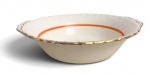 CREAMPETAL GRINDLEY  ENGLAND  Travessa decorativa em faiança inglesa, com borda recortada e filete em tom alaranjado, acabamento dourado. Marcas do tempo. Mede 25 cm de diâmetro.
