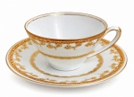 PORCELANA REAL  Xicara de chá em porcelana REAL com seu respectivo pires, decorados com delicados motivos florais, filetes e ricos detalhes em dourado, apresentando acabamento de aspecto nacarado de elegante composição, ideal para colecionadores e apreciadores de porcelanas clássicas.