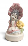 Escultura em porcelana, representando jovem dama com grande chapéu, flores e vestimenta policromada, com pintura à mão e acabamento esmaltado. Peça decorativa de inspiração vintage. Desgaste do tempo. Medidas: 19 x 11 cm.
