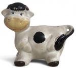 Vaca decorativa, em cerâmica, com pintura policromada nas cores branco, preto e marrom, de estilo lúdico e vintage. Apresenta sinais de uso e desgaste compatíveis com a idade. Mede 20 x 17 cm.