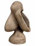 MARC BRAND (1955)  Escultura em forma biomórfica, de caráter modernista, executada em terracota, assinada e datada 1994 na base. Peça de forte presença escultórica e acabamento de aspecto natural. Altura: 25 cm.