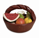Cesta em cerâmica policromada, com alça trançada e composição de frutas em policromia. Medidas: 7 x 9 cm.