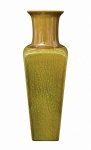 Vaso em cerâmica esmaltada, em tom verde-oliva, de formato quadrangular e alongado, com acabamento craquelado. Craquelês de época. Mede 41 cm de altura.