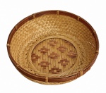 Cesta/fruteira redonda em bambu trançado, de confecção artesanal, com trama geométrica e acabamento em madeira. Conserva marcas naturais do tempo. Mede 7 x 23 cm.