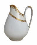 PORCELANA REAL - Leitera em porcelana REAL, decorada com delicados motivos florais, filetes e ricos detalhes em dourado, apresentando acabamento de aspecto nacarado de elegante composição, ideal para colecionadores e apreciadores de porcelanas clássicas. Registro da manufatura na base. Mede 15 cm de altura.