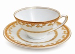 PORCELANA REAL - Xicara de chá em porcelana REAL com seu respectivo pires, decorados com delicados motivos florais, filetes e ricos detalhes em dourado, apresentando acabamento de aspecto nacarado de elegante composição. Possui registro da manufatura na base. Ideal para colecionadores e apreciadores de porcelanas clássicas.