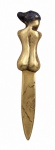 SUZANA LEVY (Rio de Janeiro, 1937  Rio de Janeiro, 2023). Adaga em bronze dourado, representando nu feminino de formas estilizadas, assinada. Mede 25 cm.