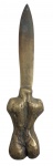 SUZANA LEVY (Rio de Janeiro, 1937  Rio de Janeiro, 2023). Adaga em bronze dourado, representando nu feminino de formas estilizadas, assinada. Mede 20 cm.