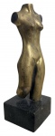 SUZANA LEVY (Rio de Janeiro, 1937  Rio de Janeiro, 2023). Escultura em bronze dourado, representando nu feminino de formas estilizadas apoiada sobre base de granito. Mede 20 cm.