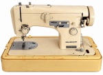 MILLEPUNTI - Máquina de costura Millepunti Superautomatic, vintage, em estrutura metálica na tonalidade creme, com base original em amarelo, mostradores e componentes mecânicos preservados. Funcionamento desconhecido. Apresenta marcas e desgastes naturais do tempo. Mede 48  30 cm.