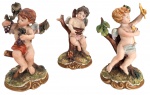 NÁPOLES  Trio de bibelôs em biscuit italiano policromado, representando figuras angelicais. Pode conter perdas. Todas assinadas na base. Mede 13 cm de altura.