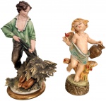 NÁPOLES CAPO DI MONTE  Duo de esculturas, sendo uma em biscuit italiano, assinada na base, e outra em resina italiana, representando figura angelical. Pode conter perdas. Mede 18 cm de altura a maior.