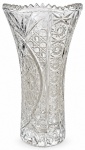 TCHECOSLOVÁQUIA  VASO OU FLOREIRA. Vaso ou floreira em denso cristal tcheco translúcido, com rica lapidação multifacetada em motivos geométricos e estrela na base. Apresenta borda ondulada e recortada, de belo efeito ornamental. Medidas: 28 cm de altura; 15 cm de diâmetro da borda.