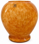 CRISTAL SÃO MARCOS, vaso em cristal na tonalidade âmbar, de formato bojudo e acabamento marmorizado, com base circular. Possui selo do fabricante. Mede 24 cm de altura.