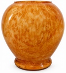 CRISTAL SÃO MARCOS, vaso em cristal na tonalidade âmbar, de formato bojudo e acabamento marmorizado, com base circular. Mede 18 cm de altura.