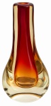 ITÁLIA, vaso ou floreira em denso cristal italiano de Murano, bicolor, com corpo transparente em tonalidade âmbar e detalhe interno em vermelho rubi. Mede 33 cm de altura.