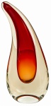 ITÁLIA, escultura  em denso cristal italiano de Murano, bicolor, com corpo transparente em tonalidade âmbar e detalhe interno em vermelho rubi. Mede 33 cm de altura.