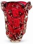 ITÁLIA  CRISTAL DE MURANO. Vaso em denso cristal de Murano bicolor, combinando transparência cristalina e tonalidade vermelho-rubi. Apresenta corpo em gomos, com borda irregular e ondulada, conferindo movimento e expressividade à peça. Mede 23 cm de altura.