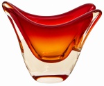 ITÁLIA  CRISTAL DE MURANO. Inusitado vaso em denso cristal de Murano, com transparência em tonalidade vermelho-rubi, nuances âmbar e base translúcida. Apresenta elegante formato orgânico, com borda sinuosa e laterais entrecortadas. Mede 19 cm de altura por 22 cm de comprimento.