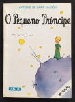 livro - O Pequeno Príncipe - Antoine de Saint-Exupéry -  tradução de Dom Marcos Barbosa - Agir - 1991 - 39º ed. -  95p. - brochura com capa e miolo em bom estado de conservação - (21,5x15,5)cm. 