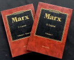 livro - O Capital - Karl Marx - Coleção os Economistas - volume 1 Tomos 1 e 2 -  Abril Cultural - 1983/84 - (301+306)p. - encadernação editorial em ótimo estado de conservação - miolo com pontos de oxidação - (24,5X17)cm.
