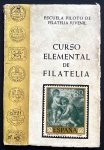 livro - Curso elemental de Filatelia - Escuela piloto de Filatelia Juvenil - Valencia Filatélica - 1968 - idioma espanhol - 81p. - brochura com a capa escurecida - miolo com as bordas das folhas com marca de umidade - (20x13,5)cm.