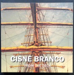 livro - Cisne Branco: from the deck - Guto Ambar (fotografias) - Fernando de M. Vasconcelos (texto) - Looks Cultural - 2024 - bilingue port./inglês - 185p. - capa dura e parte interna em excelente estado de conservação - (31,5X30,5)cm.