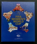 livro - The Official History of the FIFA Womens World Cup -  FIFA Museum - Welbeck - 2025 - idioma inglês - 288p. - capa dura e parte interna em excelente estado de conservação - (29x24)cm.