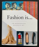 livro - Fashion Is... - Metropolitan Museum of Art -  Harry N. Abrams - 2014 - idioma inglês - 384p. - brochura com capa e parte interna em excelente estado de conservação - (17x14)cm.