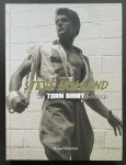 livro - Steve Holland: The Torn Shirt Sessions - MIchael Stradford - Gizmoe Press - 2026 - idioma inglês - 202p. - capa dura e parte interna em excelente estado de conservação - (28,5x21,5)cm.