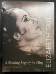 livro - Elizabeth Taylor: A Shining Legacy on Film - Cindy De La Hoz - Running Press - 2012 - idioma inglês - 304p. - capa dura com sobrecapa e parte interna em excelente estado de conservação - (31x24)cm.