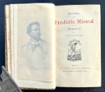 livro - Oeuvres de Frédéric Mistral - Mireille - Alphonse Lemerre - (c.1860) - bilíngue catalão e francês - 515p. - encadernação antiga com as folhas de guarda ricamente decorada - conservando as capas da brochura - parte interna levemente amarelado - (16,5x10)cm.