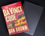 livro - The Da Vinci Code - Dan Brown - Doubleday - 2003 - idioma inglês - 454p. - capa dura com sobrecapa com marcas de umidade - miolo em ótimo estado de conservação - (24x16)cm.