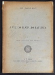 livro - A Voz do Planalto Paulista (Separata do livro Aspectos da Geografia Bandeirante) - J. Sampaio Ferraz - I. B. G. E. - 1955 - da página 99 à 136 -  dedicatória com autógrafo do autor na folha de rosto - brochura com as bordas da capa escurecida - miolo em bom estado de conservação - (24x17)cm.