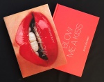 livro - Blow Me a Kiss - Alice Harris - Powerhouse - 2014 - 1º ed. - idioma inglês - 112 p. - capa dura com sobrecapa com ponto de oxidação na parte interna - miolo em ótimo estado de conservação - (28,5x21)cm.