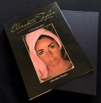 livro - Elizabeth Taylor: A Celebration - Sheridan Morley - Pavilion Books - 1988 - 1º ed. - idioma inglês - 192 p. - capa dura com sobrecapa com pontos de oxidação na parte interna da sobrecapa - miolo com as primeiras e ultimas folhas amareladas pelo tempo - (26x20)cm.