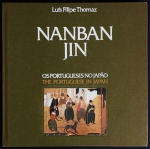 livro - Nanban Jin. Os Portugueses no Japão. The Portugueses in Japan - 
 Luís Filipe Thomaz - CTT Correios - 1993 - bilíngue port./inglês - 136 p. - capa dura e parte interna bem conservada - edição comemorativa contendo selos de Portugal, Japão e Macau - (24,5X24,5) cm.