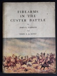 livro- Firearms in the Custer Battle - (Armas de fogo na batalha de Custer) - John E. Parsons and John S. du Mont - Stackpole - 1953 - 1º ed. - idioma inglês - 59p. - brochura com a capa escurecida e os cantos danificados - miolo levemente amarelado - assinatura datada 1954 na folha de rosto - (25,5X19) cm.