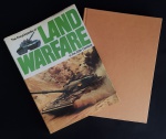 livro - The Encyclopedia of land warfare in the 20th century (A Enciclopédia da guerra terrestre no século XX)  - vários autores -  Spring Books - 1977 - idioma inglês - 248 p. - capa dura com sobrecapa e miolo com marcas do tempo - nome de antigo proprietário no corte lateral - (30,5X22,5) cm.
