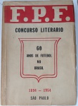 Raro Livro FPF 1954: Concurso Literário 60 Anos de Futebol no Brasil - Plínio de AssisExemplar histórico de tiragem institucional limitada: Livro Oficial do Concurso Literário da Federação Paulista de Futebol (FPF) de 1954. Uma obra de imenso valor acadêmico e historiográfico que celebra o sexagenário da chegada e introdução do futebol no estado de São Paulo (18941954). Autor Premiado: Plínio de Assis (assinando sob o pseudônimo de Torcedor Paulista), agraciado com o 2.º Prêmio com a tese de destaque "Função Social do Futebol". Comissão Julgadora Histórica: O trabalho foi avaliado por grandes intelectuais e juristas da época, figurando na banca o Dr. Caetano Estelita Pernet, Dr. Paulo de Godoy e o renomado jornalista e político Dr. Ary Silva.